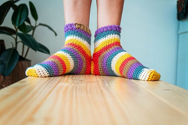 CROCHET PATTERN + VIDEO Felici Beginner Crochet Sock Pattern, Easy to follow crochet pattern footwear fashion, self-striping yarn