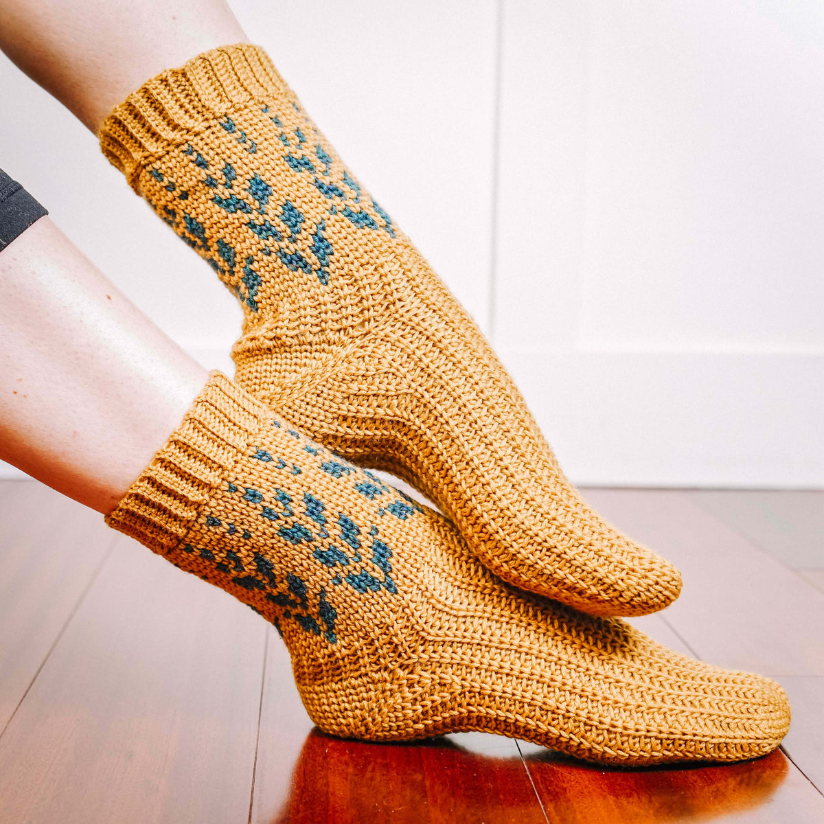 CROCHET PATTERN + VIDEO Vine Colorwork Crochet Sock Pattern, Easy to follow crochet pattern with video, footwear fashion, colorwork crochet
