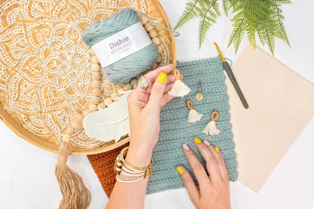 CROCHET PATTERN + VIDEO Herringbone Crochet Clutch Pattern. Make this easy and beginner crochet clutch accessory. Video tutorial included.