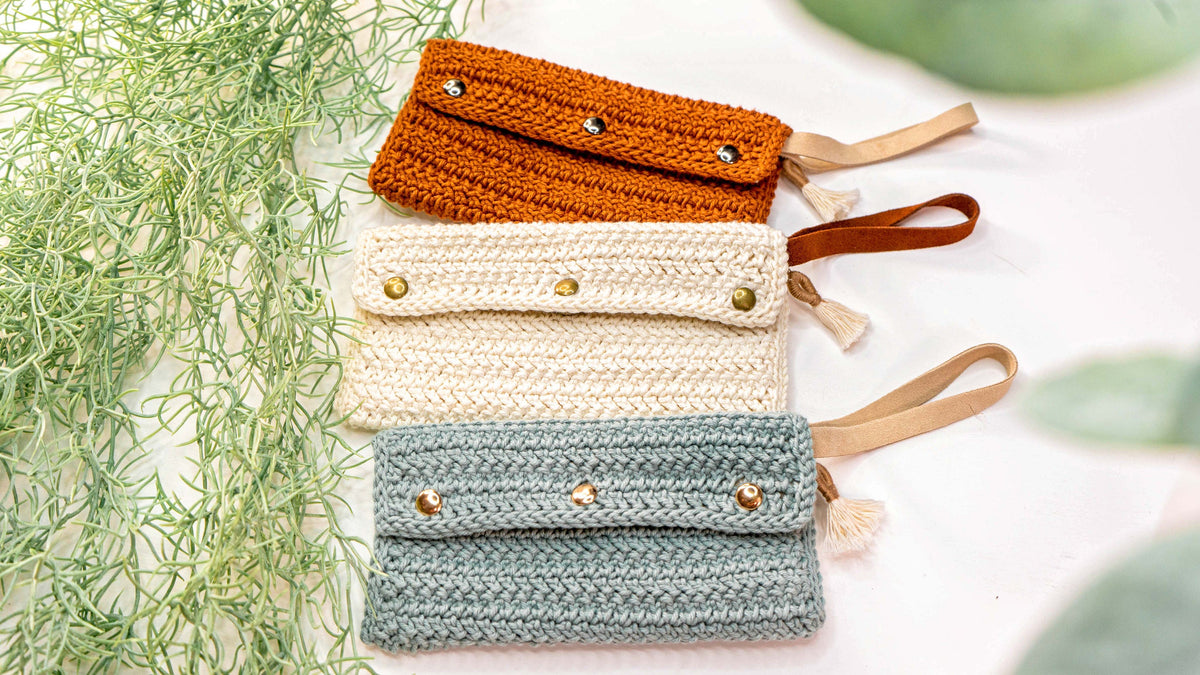 CROCHET PATTERN + VIDEO Herringbone Crochet Clutch Pattern. Make this easy and beginner crochet clutch accessory. Video tutorial included.
