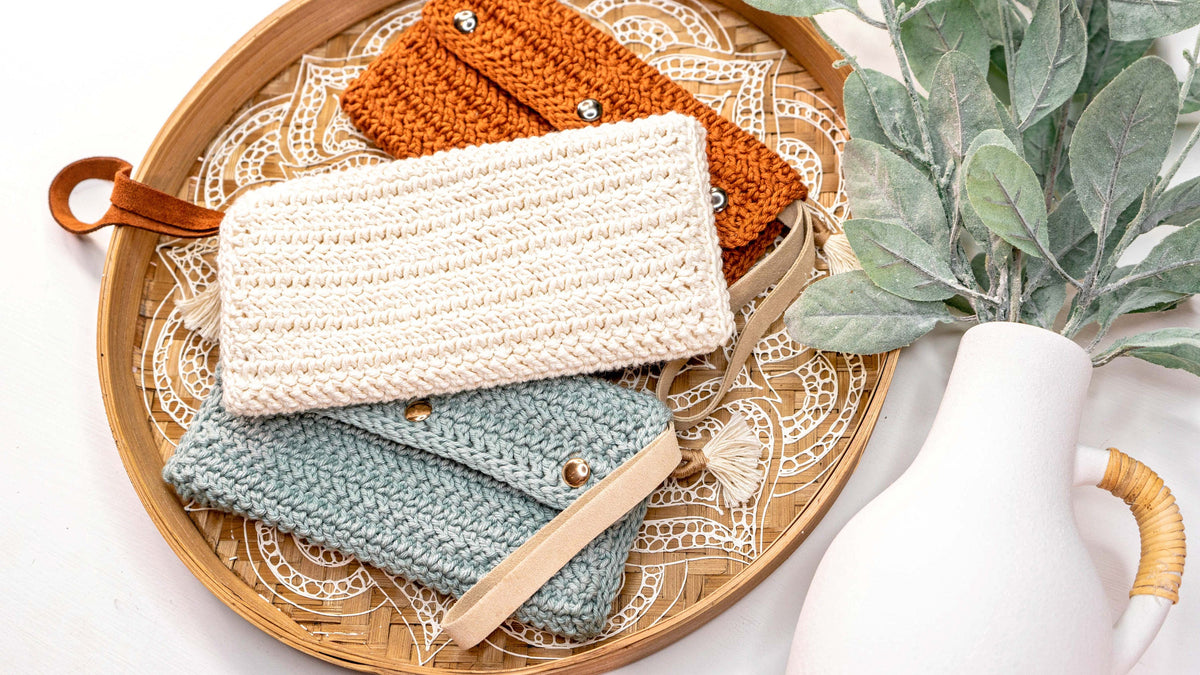 CROCHET PATTERN + VIDEO Herringbone Crochet Clutch Pattern. Make this easy and beginner crochet clutch accessory. Video tutorial included.