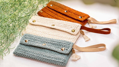 CROCHET PATTERN + VIDEO Herringbone Crochet Clutch Pattern. Make this easy and beginner crochet clutch accessory. Video tutorial included.