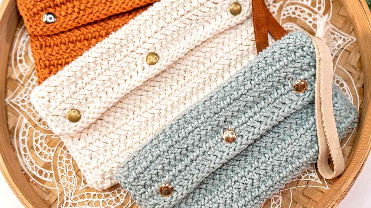 CROCHET PATTERN + VIDEO Herringbone Crochet Clutch Pattern. Make this easy and beginner crochet clutch accessory. Video tutorial included.