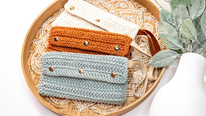 CROCHET PATTERN + VIDEO Herringbone Crochet Clutch Pattern. Make this easy and beginner crochet clutch accessory. Video tutorial included.