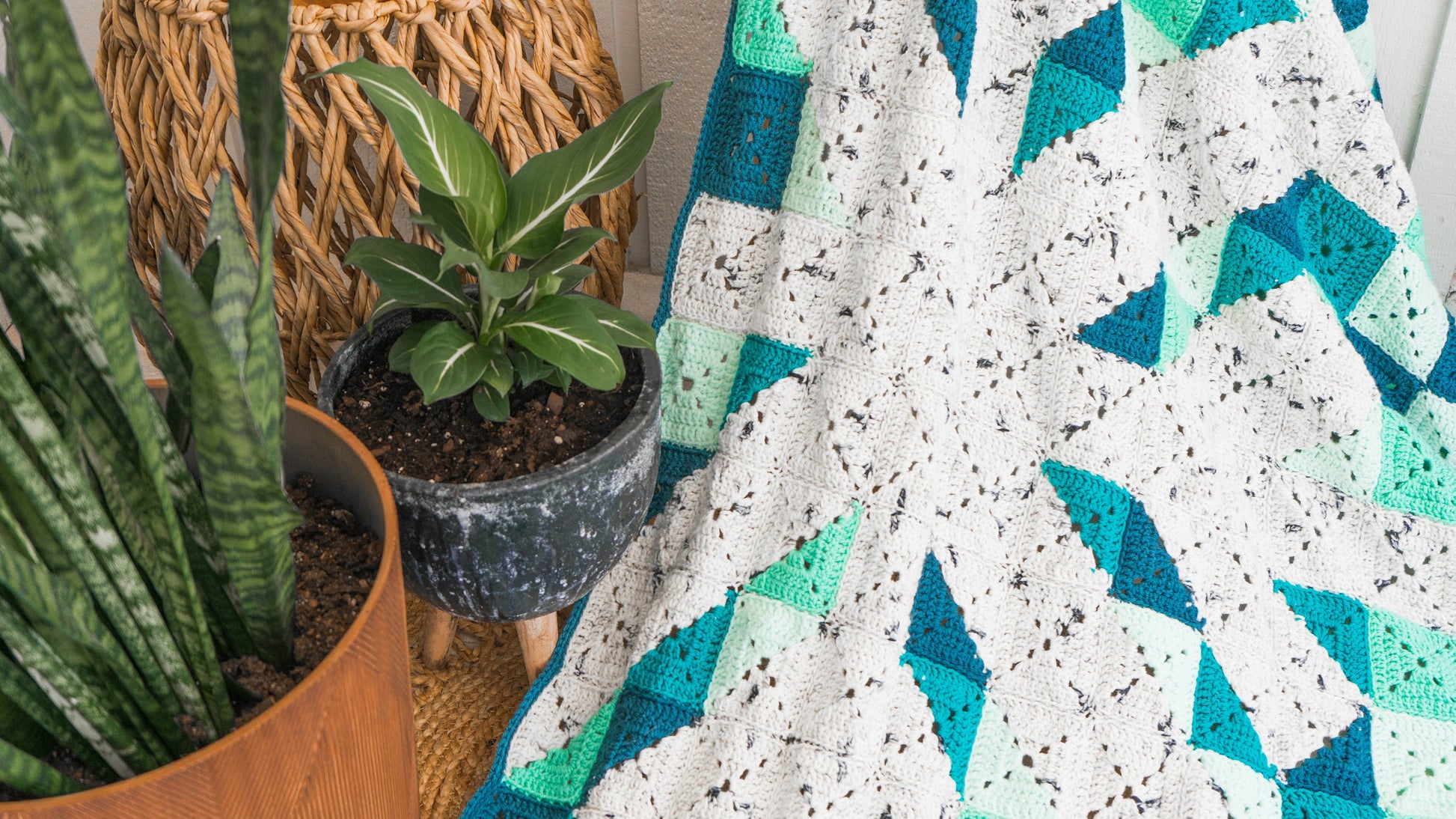 CROCHET PATTERN + VIDEO Quilt-Look Granny Square Blanket Crochet Pattern, Learn to Make Granny Squares with a Video Tutorial Crochet Blanket