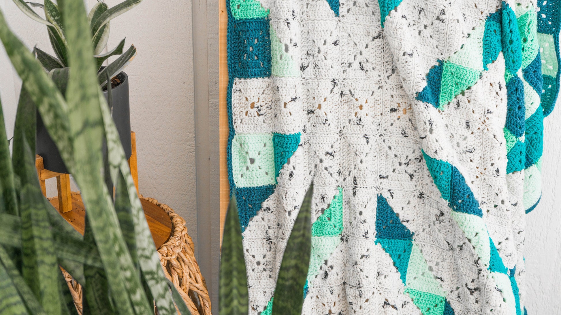 CROCHET PATTERN + VIDEO Quilt-Look Granny Square Blanket Crochet Pattern, Learn to Make Granny Squares with a Video Tutorial Crochet Blanket