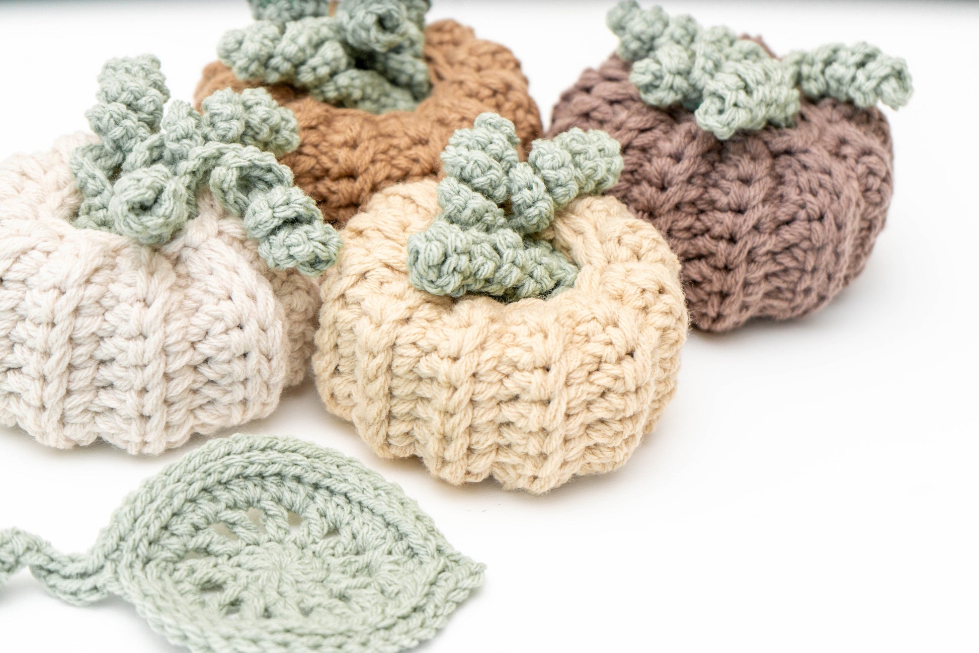 CROCHET PATTERN + VIDEO Crochet Pumpkin with Leaf Coasters - Nesting leaf coasters in a pumpkin, Fall home decor, Video tutorial!