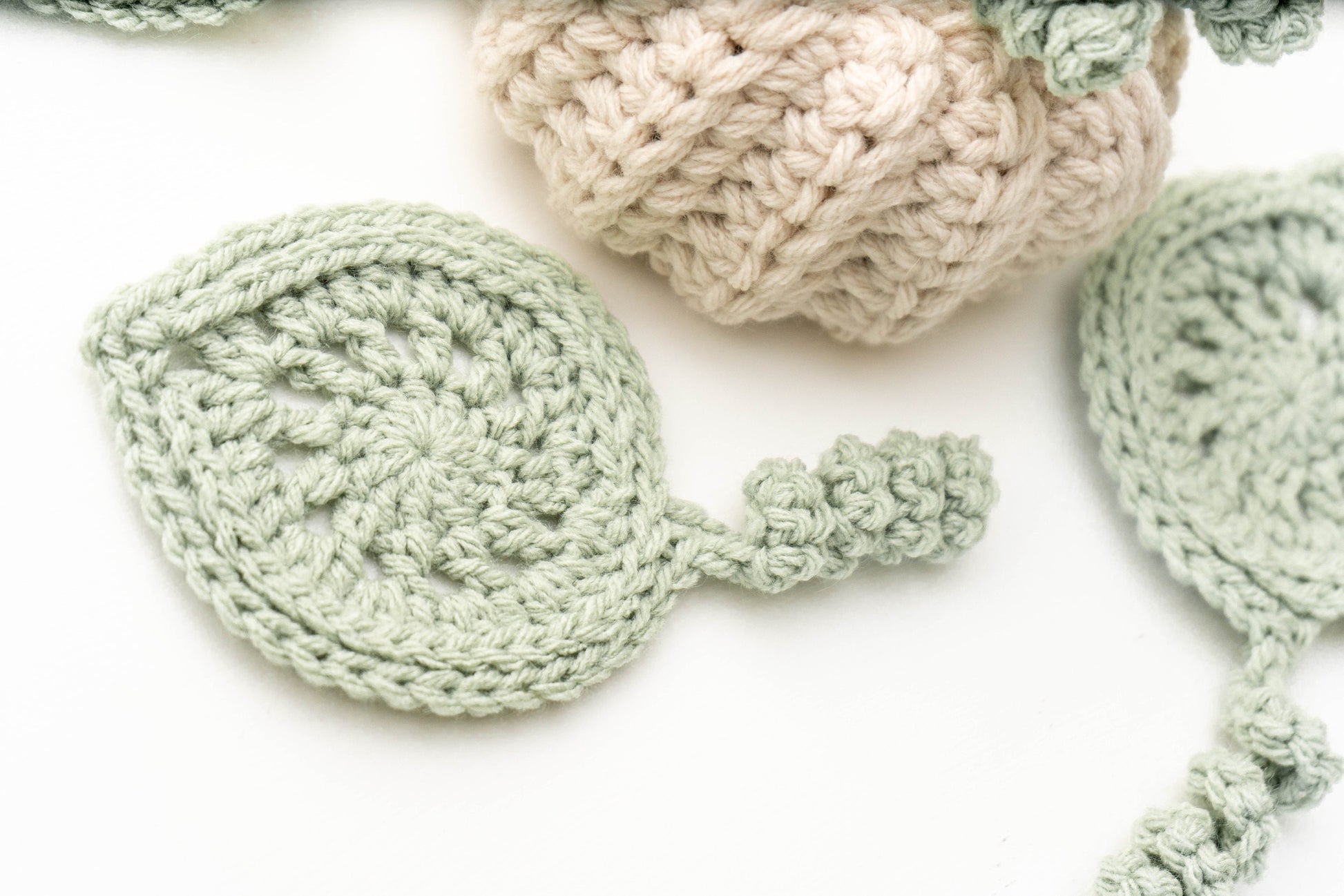 CROCHET PATTERN + VIDEO Crochet Pumpkin with Leaf Coasters - Nesting leaf coasters in a pumpkin, Fall home decor, Video tutorial!
