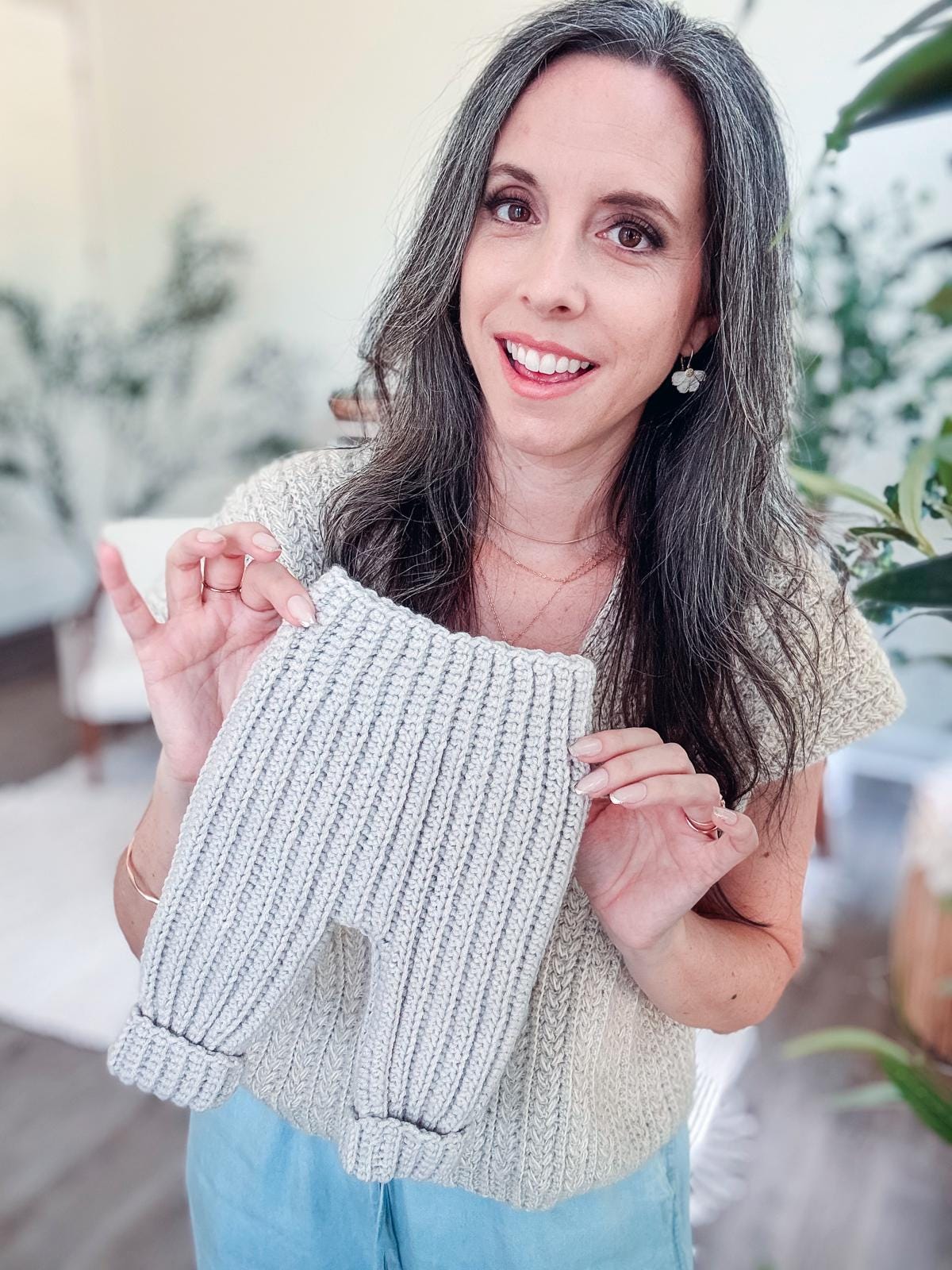 CROCHET PATTERN + VIDEO Easy Crochet Baby Pants Pattern + Video Tutorial. Sizes Newborn (3 months, 6-9 months, 12-18 months, 2-3 years).