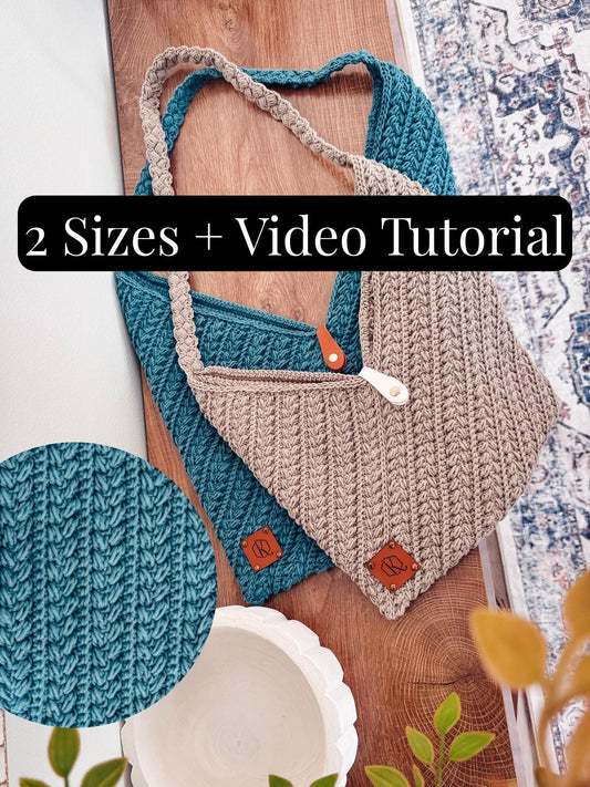 Two crochet tote bags in blue and beige with leather tags and a button closure are displayed on a wooden surface, perfect as a handmade gift. Available sizes and a video tutorial are also showcased.