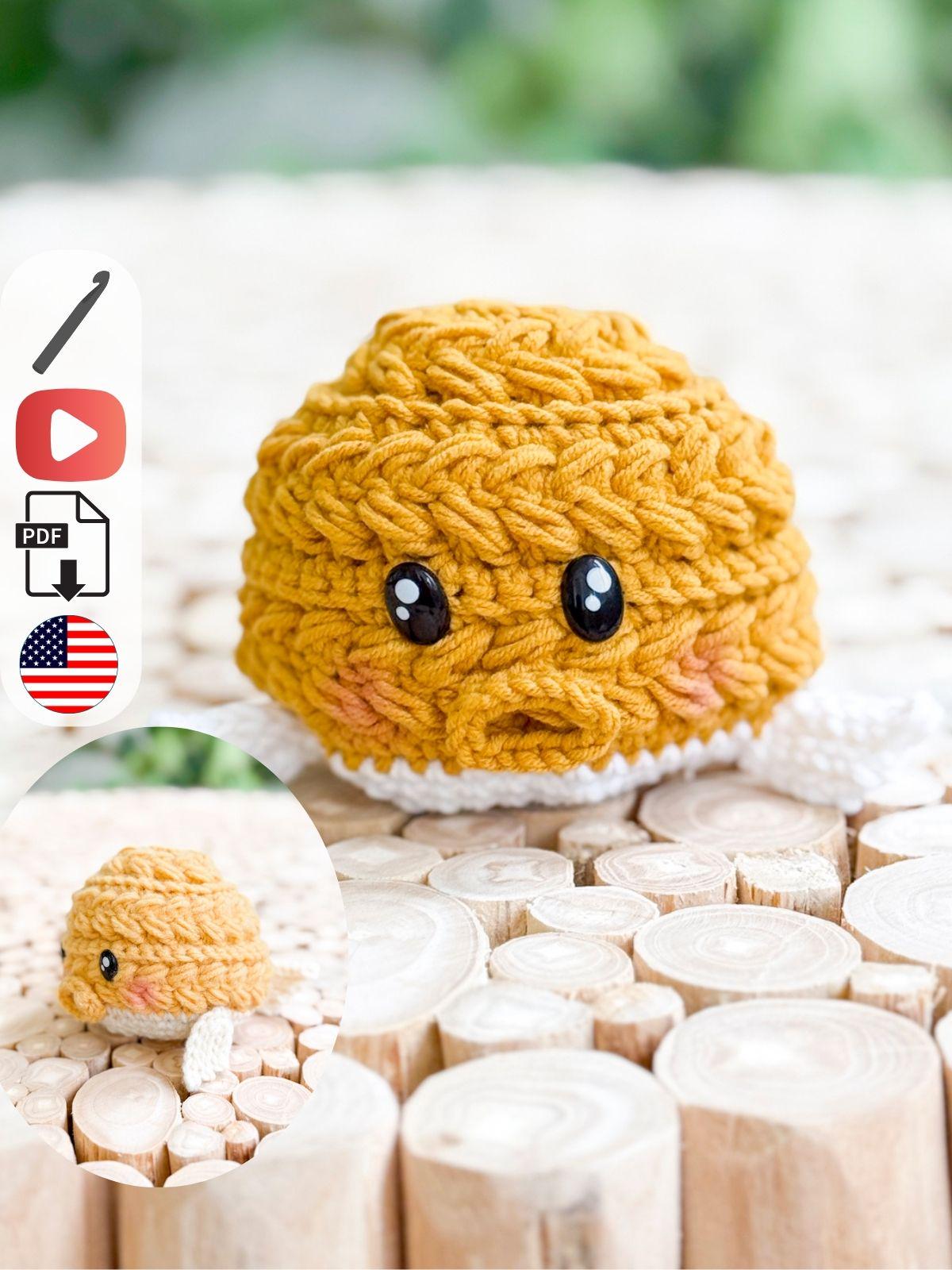 A small, crocheted, yellow plush toy with large black eyes and blushing cheeks sits on a surface made of round wooden slices—an adorable handmade gift. Instructional icons and a smaller inset photo are visible.