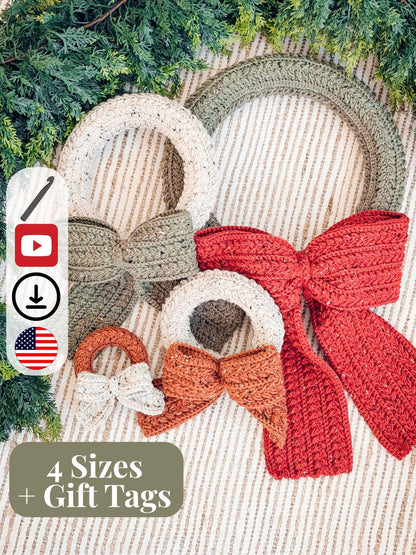 Four crochet wreaths with bows on a striped rug with icons and text noting 4 sizes plus gift tags