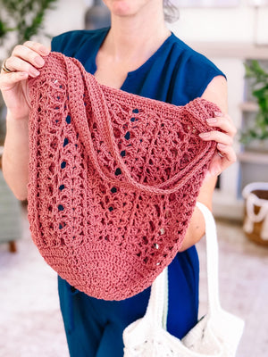 Close up of the dusty rose Willow Mesh crochet tote and its solid base