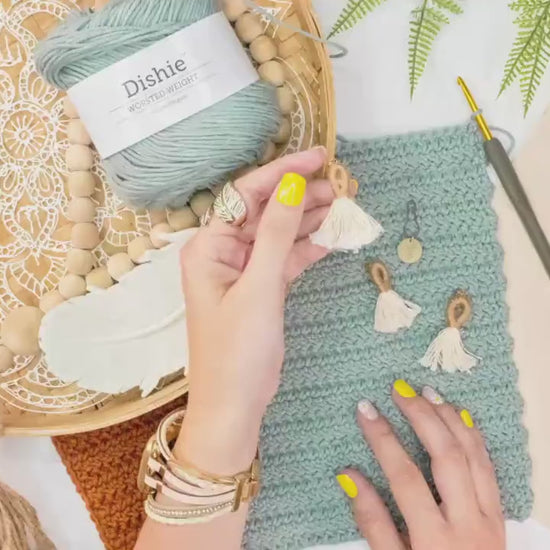 CROCHET PATTERN + VIDEO Herringbone Crochet Clutch Pattern. Make this easy and beginner crochet clutch accessory. Video tutorial included.