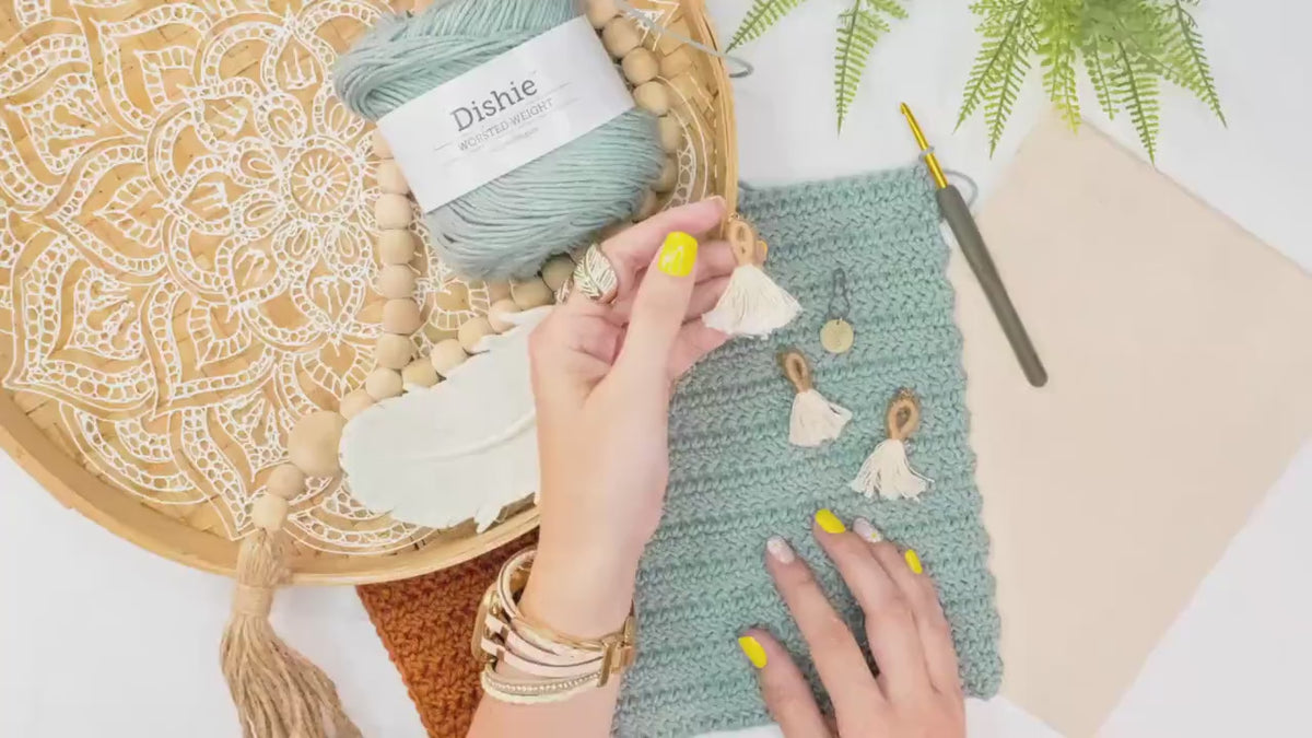 CROCHET PATTERN + VIDEO Herringbone Crochet Clutch Pattern. Make this easy and beginner crochet clutch accessory. Video tutorial included.