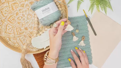 CROCHET PATTERN + VIDEO Herringbone Crochet Clutch Pattern. Make this easy and beginner crochet clutch accessory. Video tutorial included.
